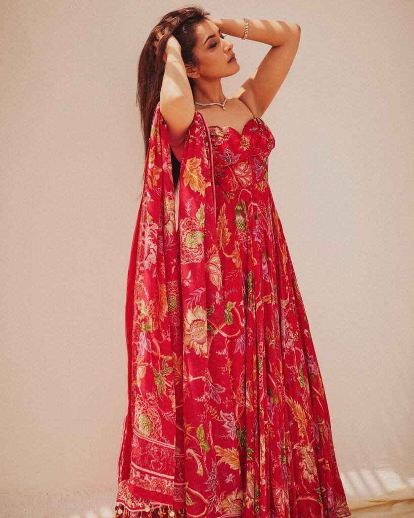 Raashi Khanna : అందాల రాశి అవకాశాల కోసం అలా చేస్తోందా? 9 raashi-khanna-amazing-looks-in-ethnic-organga-anarkali-suit