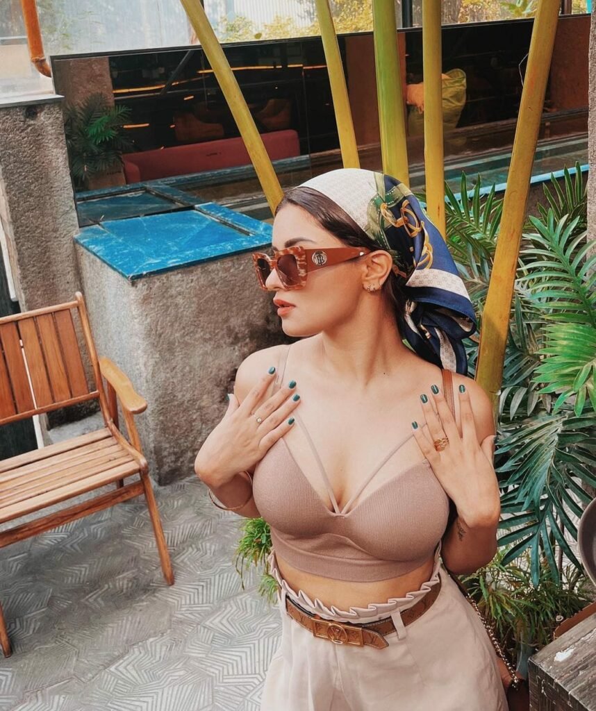 Avneet Kaur : తడి ఆరని అందాలతో తన్మయంలో ముంచుతోన్న భామ 3 avneet-kaur-trending-sports-bra-and-ripped-denim-shorts-photos-in-social-media