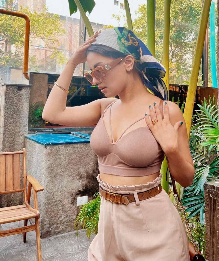 Avneet Kaur : తడి ఆరని అందాలతో తన్మయంలో ముంచుతోన్న భామ 2 avneet-kaur-trending-sports-bra-and-ripped-denim-shorts-photos-in-social-media