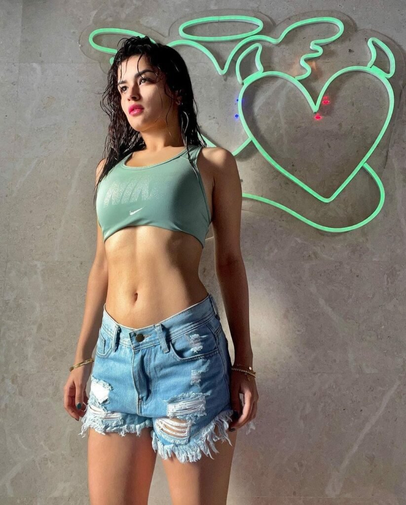 Avneet Kaur : తడి ఆరని అందాలతో తన్మయంలో ముంచుతోన్న భామ avneet-kaur-trending-sports-bra-and-ripped-denim-shorts-photos-in-social-media