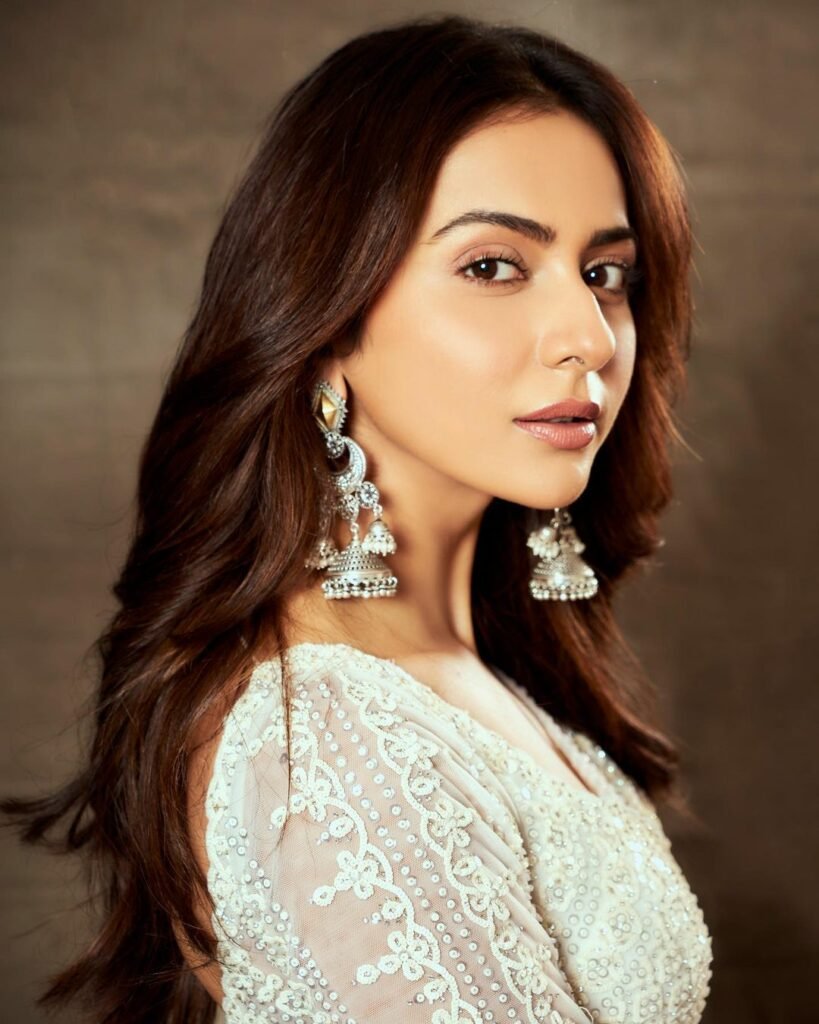 Rakul Preet Singh : తెల్లని చీర జారుతోంది సంధ్యవేళ 4 rakul-preet-singh-glamours-looks-in-white-sheer-saree