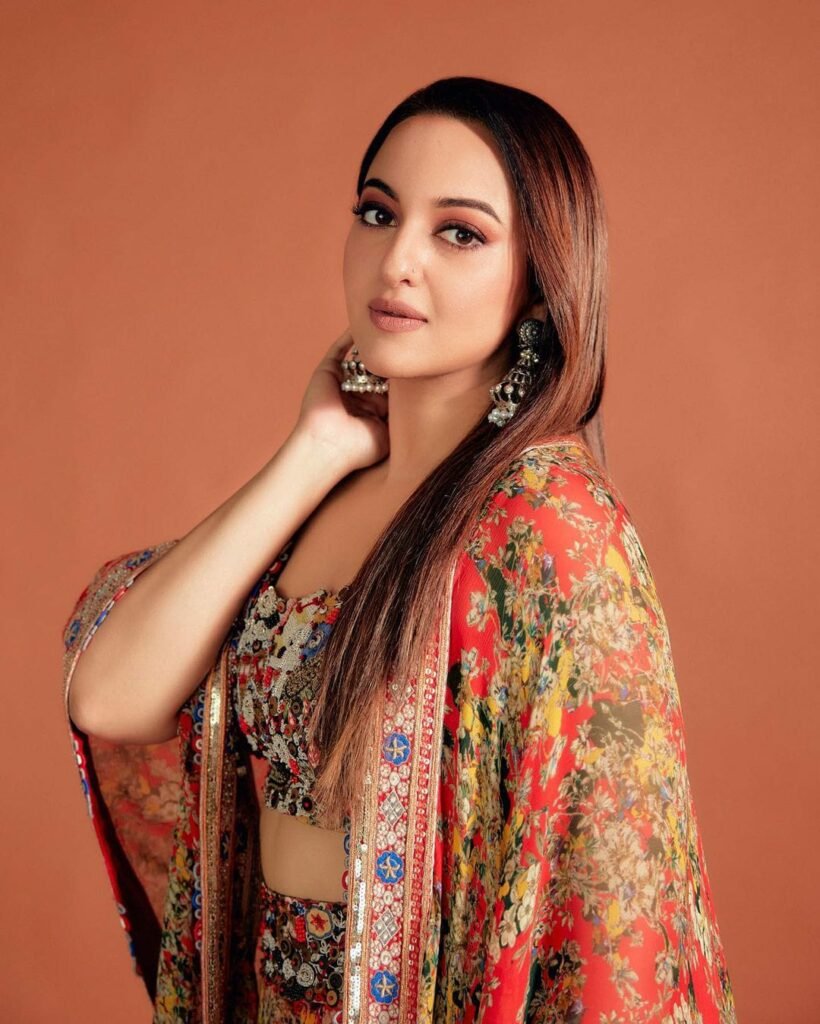 Sonakshi Sinha : అరవిరిసిన అందం ఈ బంగారం సొంతం 4 sonakshi-sinha-glamours-looks-in-flower-printed-skirt