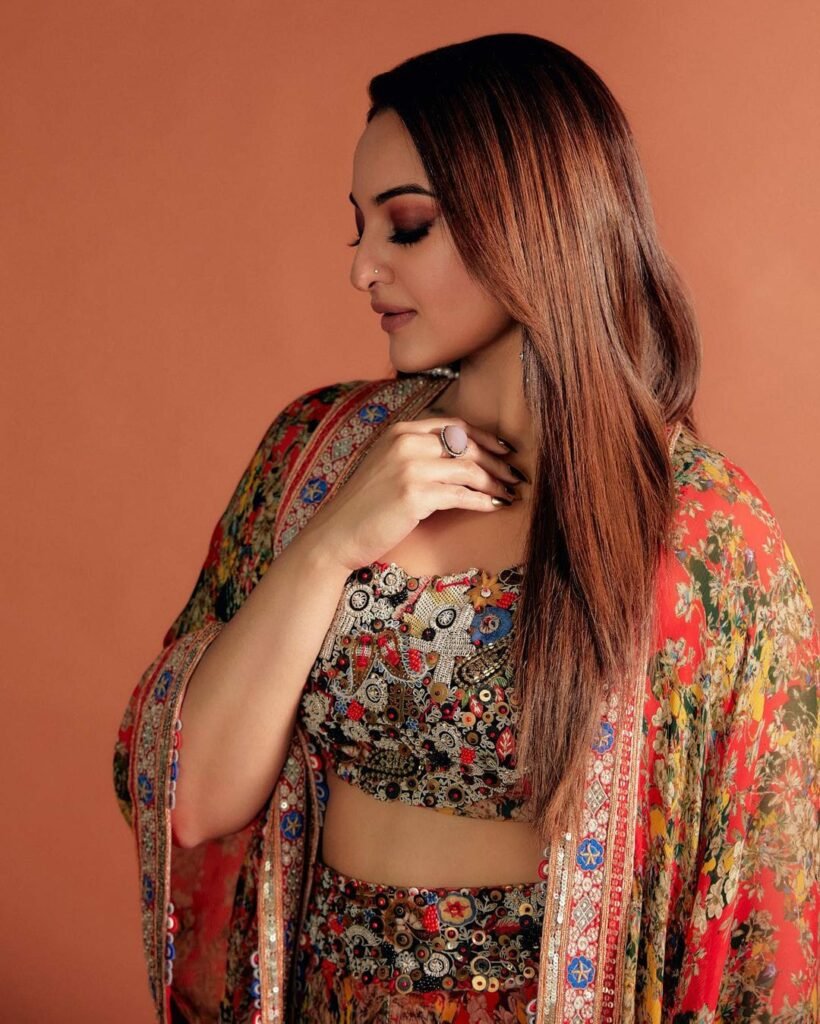 Sonakshi Sinha : అరవిరిసిన అందం ఈ బంగారం సొంతం 2 sonakshi-sinha-glamours-looks-in-flower-printed-skirt