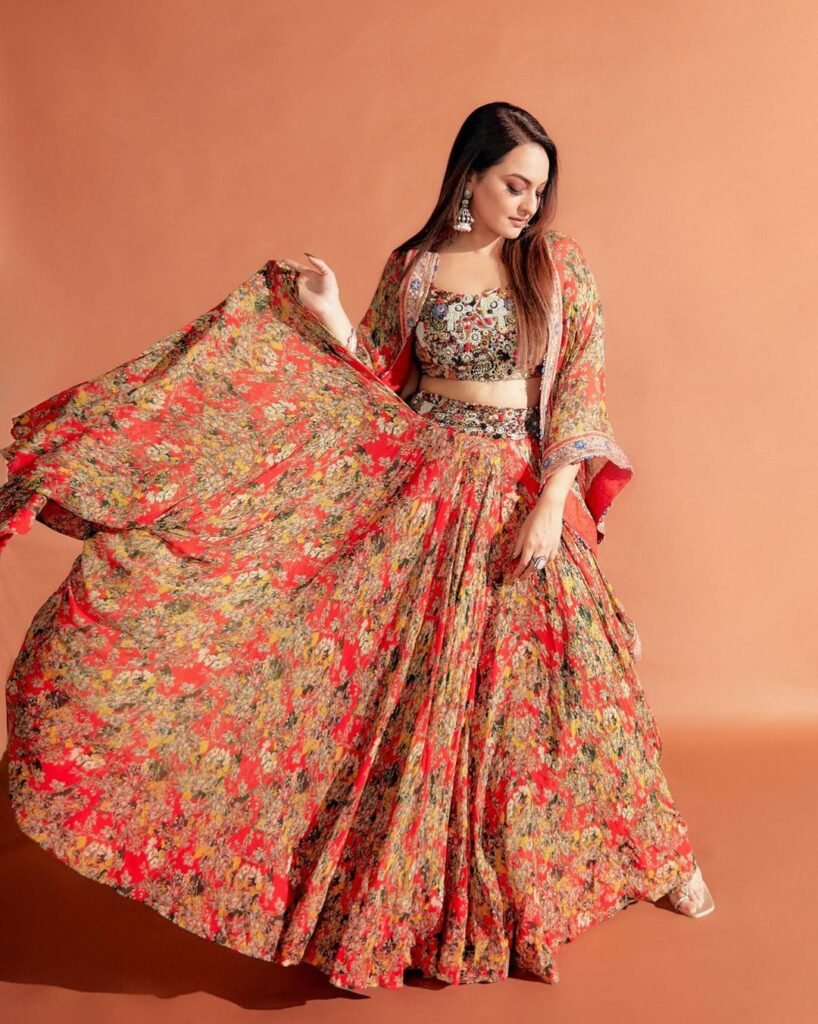 Sonakshi Sinha : అరవిరిసిన అందం ఈ బంగారం సొంతం 3 sonakshi-sinha-glamours-looks-in-flower-printed-skirt