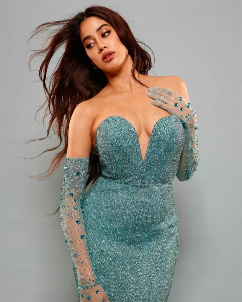 Janhvi Kapoor : జలకన్య దుస్తుల్లో ఎద అందాలను చూపిస్తూ పిచ్చెక్కిస్తోంది 4 janhvi-kapoor-trending-glamours-looks-in-marimaid-outfit