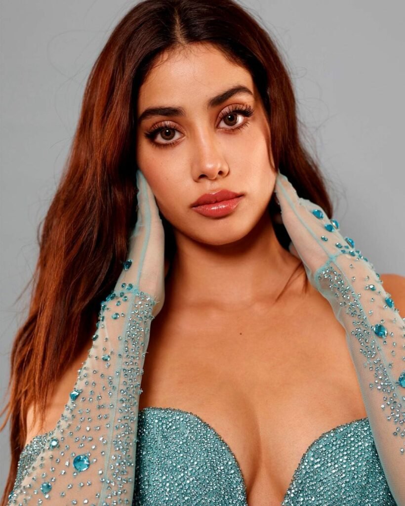 Janhvi Kapoor : జలకన్య దుస్తుల్లో ఎద అందాలను చూపిస్తూ పిచ్చెక్కిస్తోంది 6 janhvi-kapoor-trending-glamours-looks-in-marimaid-outfit