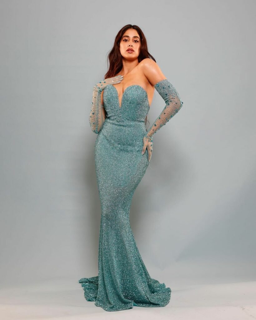Janhvi Kapoor : జలకన్య దుస్తుల్లో ఎద అందాలను చూపిస్తూ పిచ్చెక్కిస్తోంది 7 janhvi-kapoor-trending-glamours-looks-in-marimaid-outfit