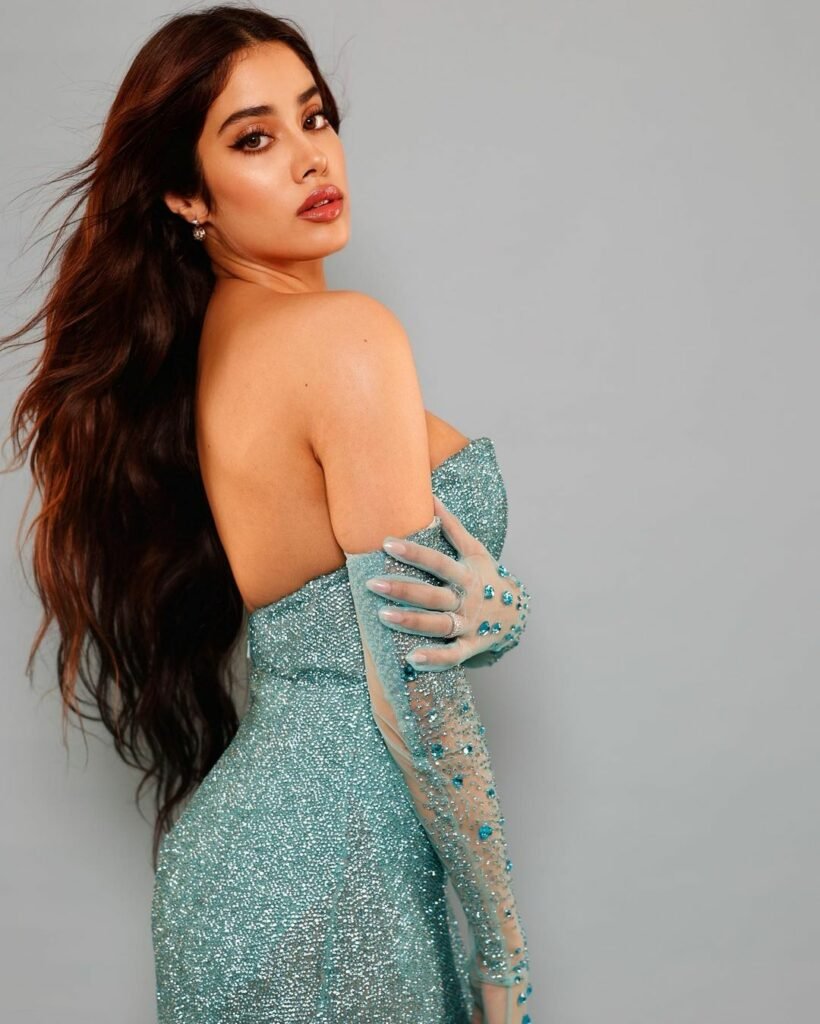 Janhvi Kapoor : జలకన్య దుస్తుల్లో ఎద అందాలను చూపిస్తూ పిచ్చెక్కిస్తోంది 2 janhvi-kapoor-trending-glamours-looks-in-marimaid-outfit