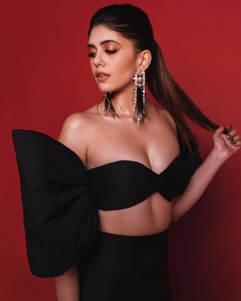Sanjana Sanghi : నల్లని డ్రెస్సులో ఎద అందాల ప్రదర్శన చేస్తున్న హాట్ బ్యూటీ 4 sanjana-sanghi-trending-glamours-looks-in-black-outfit