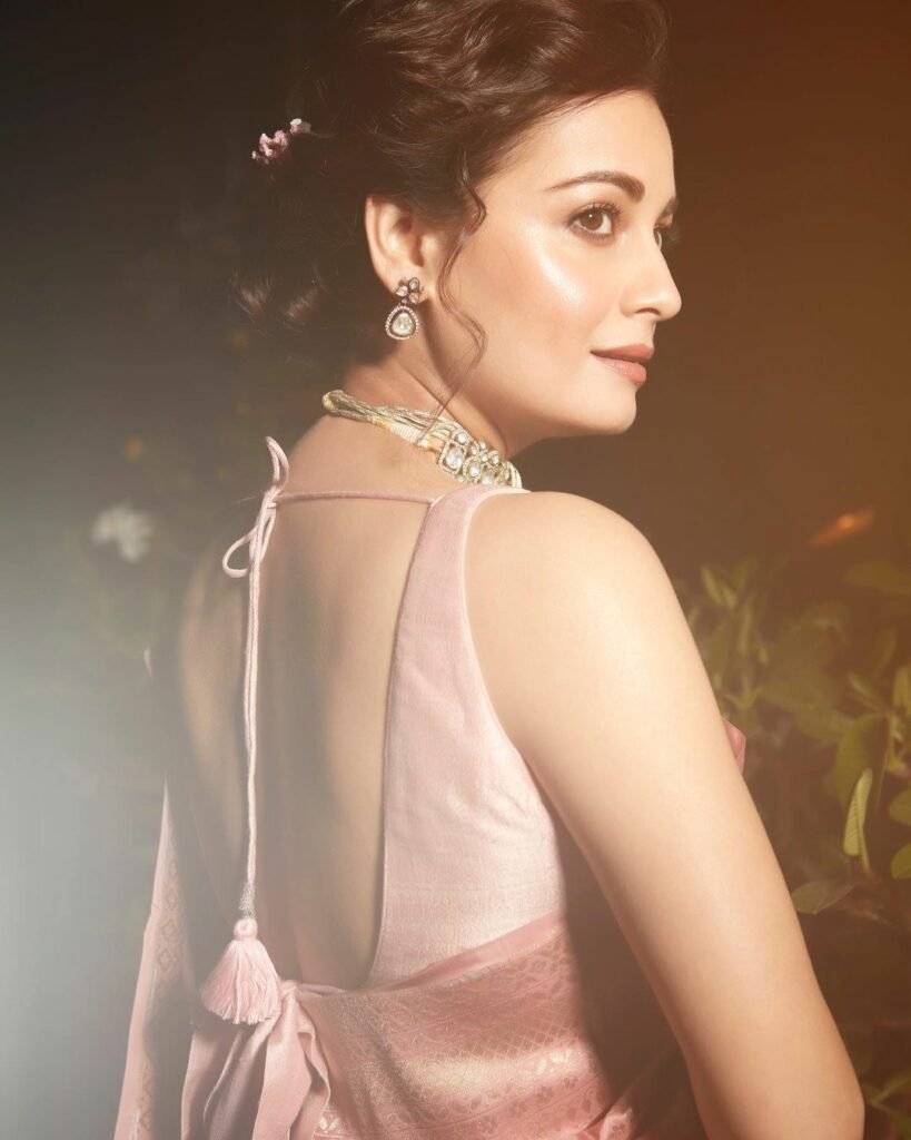 Diya Mirza : లేత గులాబీ రంగు చీరలో మైమరిపించే అందాలు 5 diya-mirza-gorgeous-looks-in-ethnic-wear