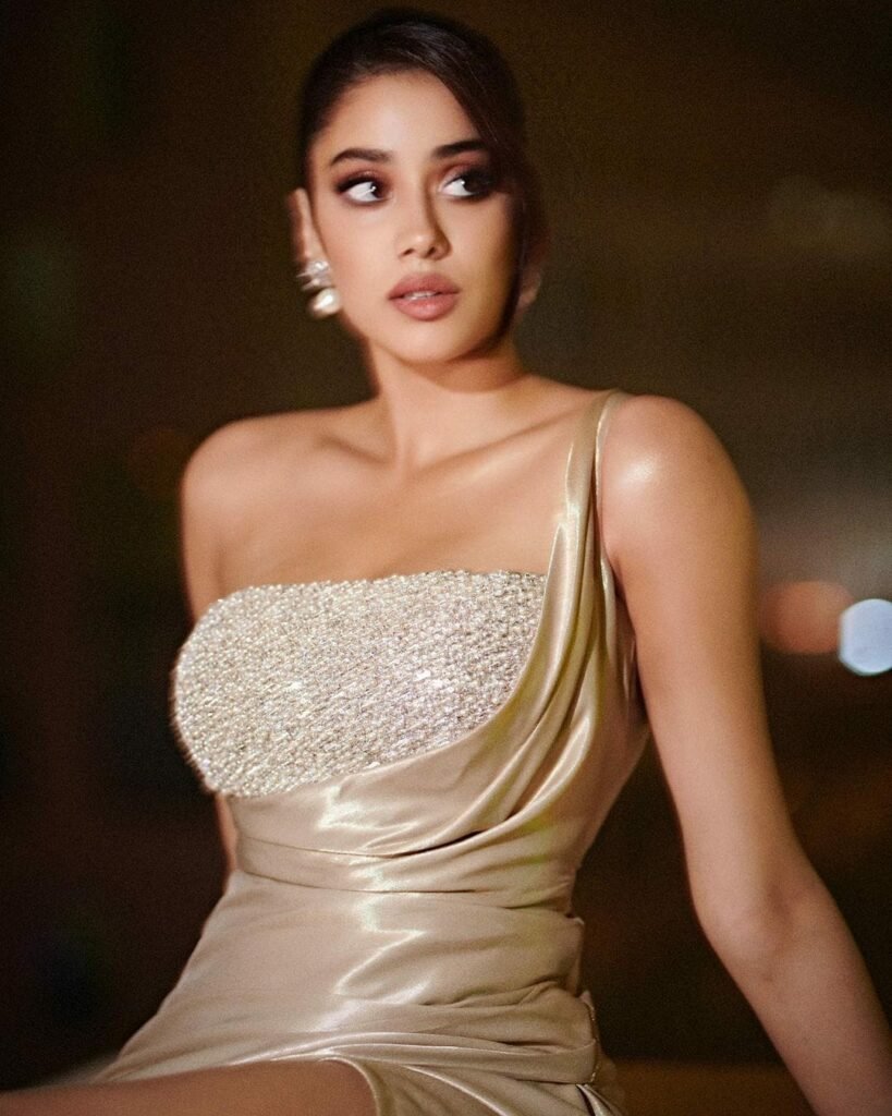 Janhvi Kapoor : మత్తెక్కించే కళ్లతో పిచ్చెక్కిస్తోన్న జూనియర్ శ్రీదేవి 2 janhvi-kapoor-queen-look-in-silver-colour-sequin-gown