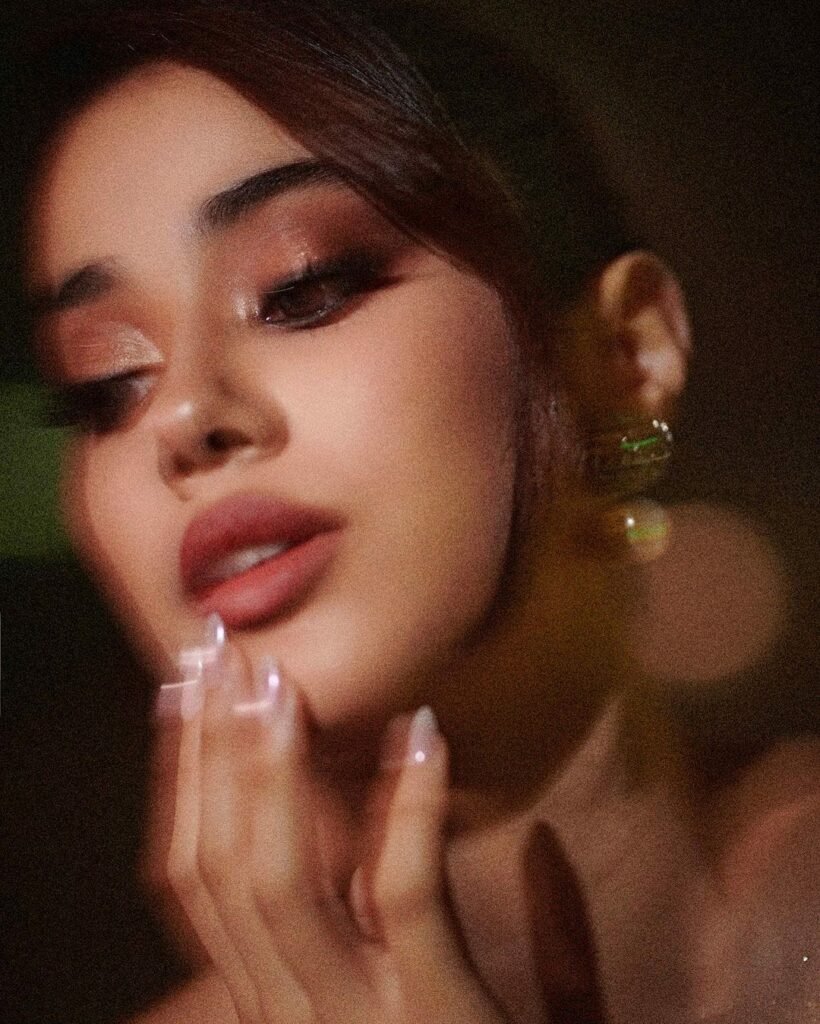 Janhvi Kapoor : మత్తెక్కించే కళ్లతో పిచ్చెక్కిస్తోన్న జూనియర్ శ్రీదేవి 6 janhvi-kapoor-queen-look-in-silver-colour-sequin-gown