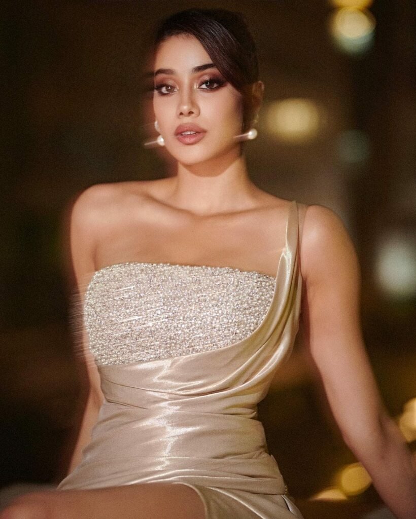 Janhvi Kapoor : మత్తెక్కించే కళ్లతో పిచ్చెక్కిస్తోన్న జూనియర్ శ్రీదేవి 7 janhvi-kapoor-queen-look-in-silver-colour-sequin-gown