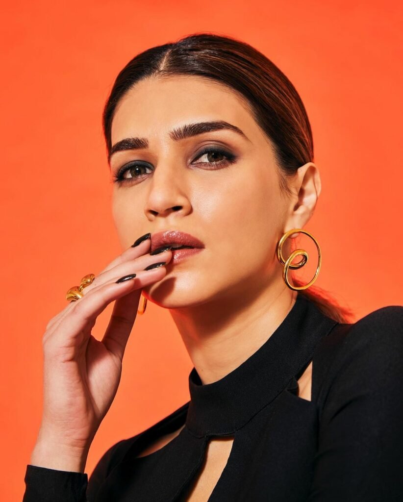 Kriti Sanon : బ్లాక్ మ్యాజిక్ చేస్తున్న హాట్ బ్యూటీ 3 kriti-sanon-magic-in-sheer-cutout-black-bodycon-dress