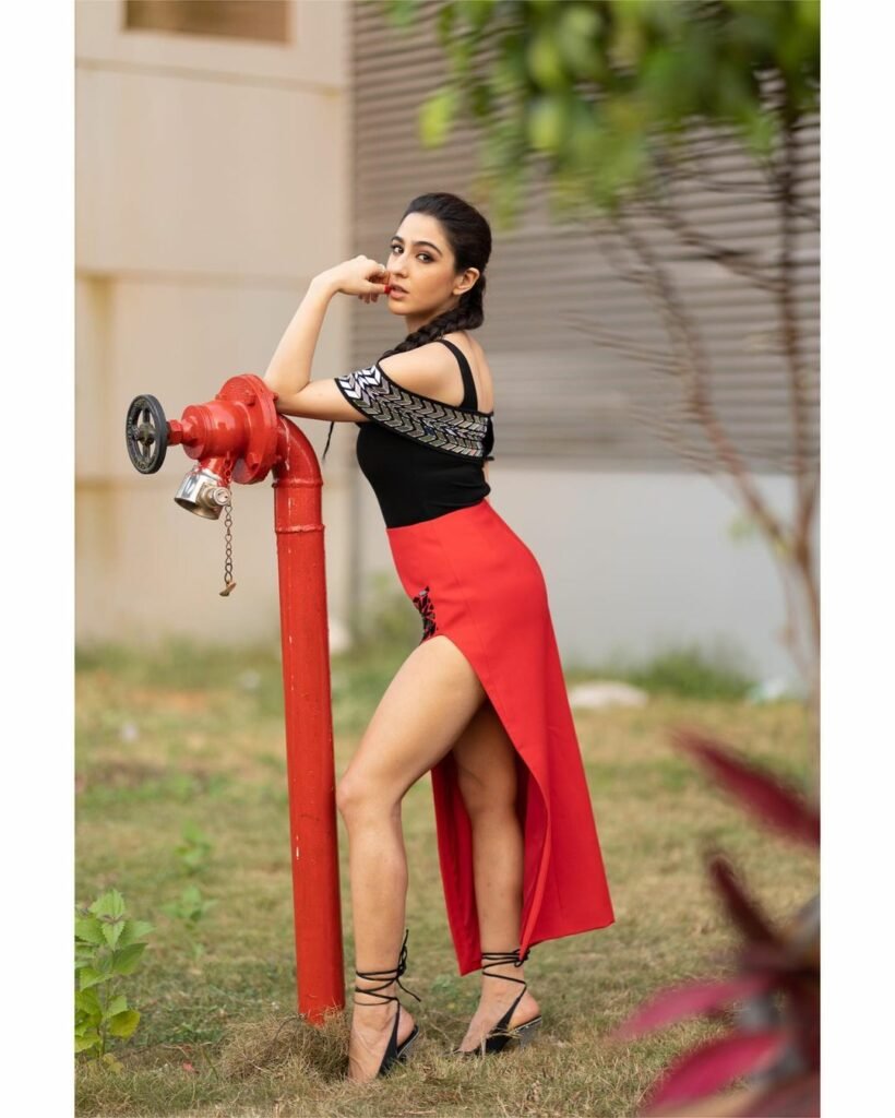 Saara Ali Khan : సైడాంగిల్ తో సెగలు రేపుతున్న సారా 4 saara-ali-khan-glamours-looks-in-black-and-red-co-ord-set