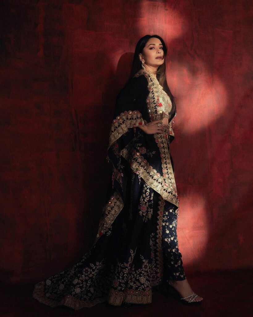 Madhuri Dixit : లేటు వయసులో ఘాటు అందాలు 3 madhuri-dixit-mesmerisng-looks-in-traditional-lookss