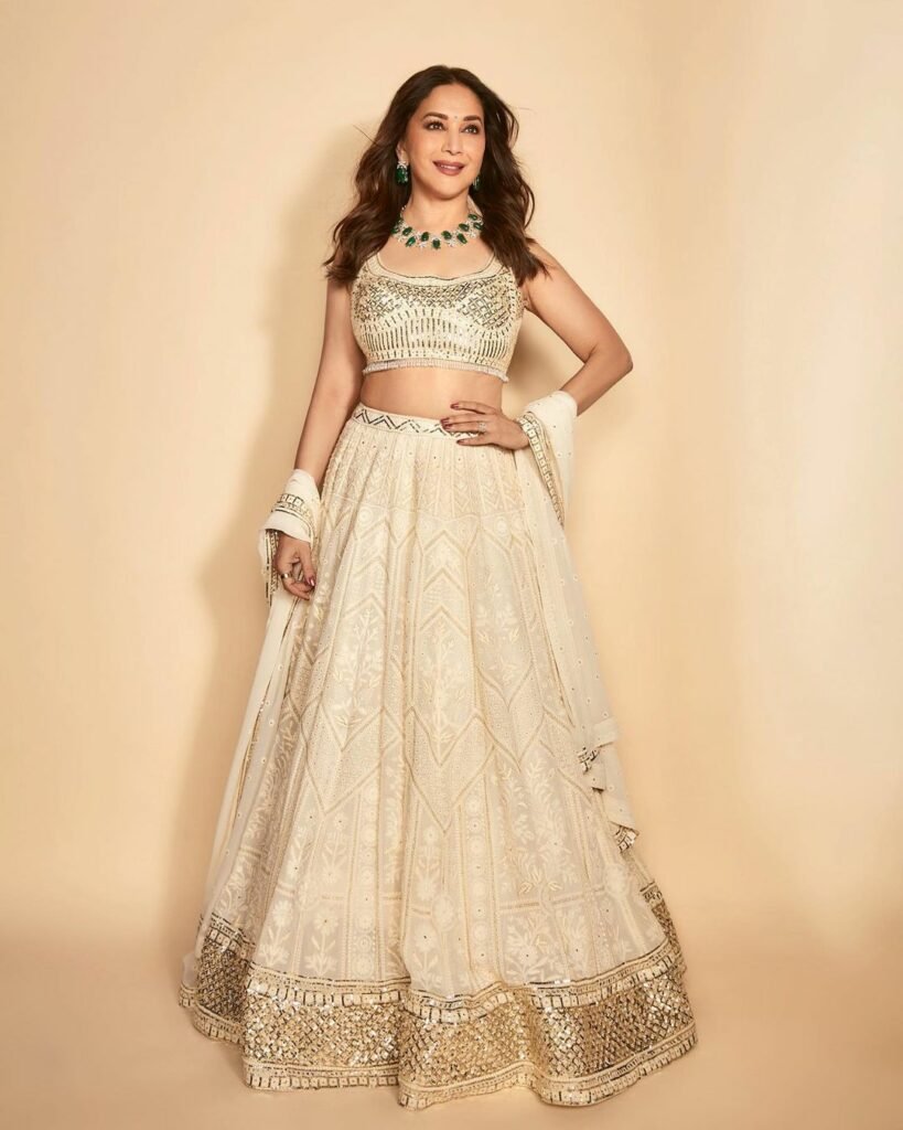 Madhuri Dixit : లేటు వయసులో ఘాటు అందాలు 6 madhuri-dixit-mesmerisng-looks-in-traditional-lookss