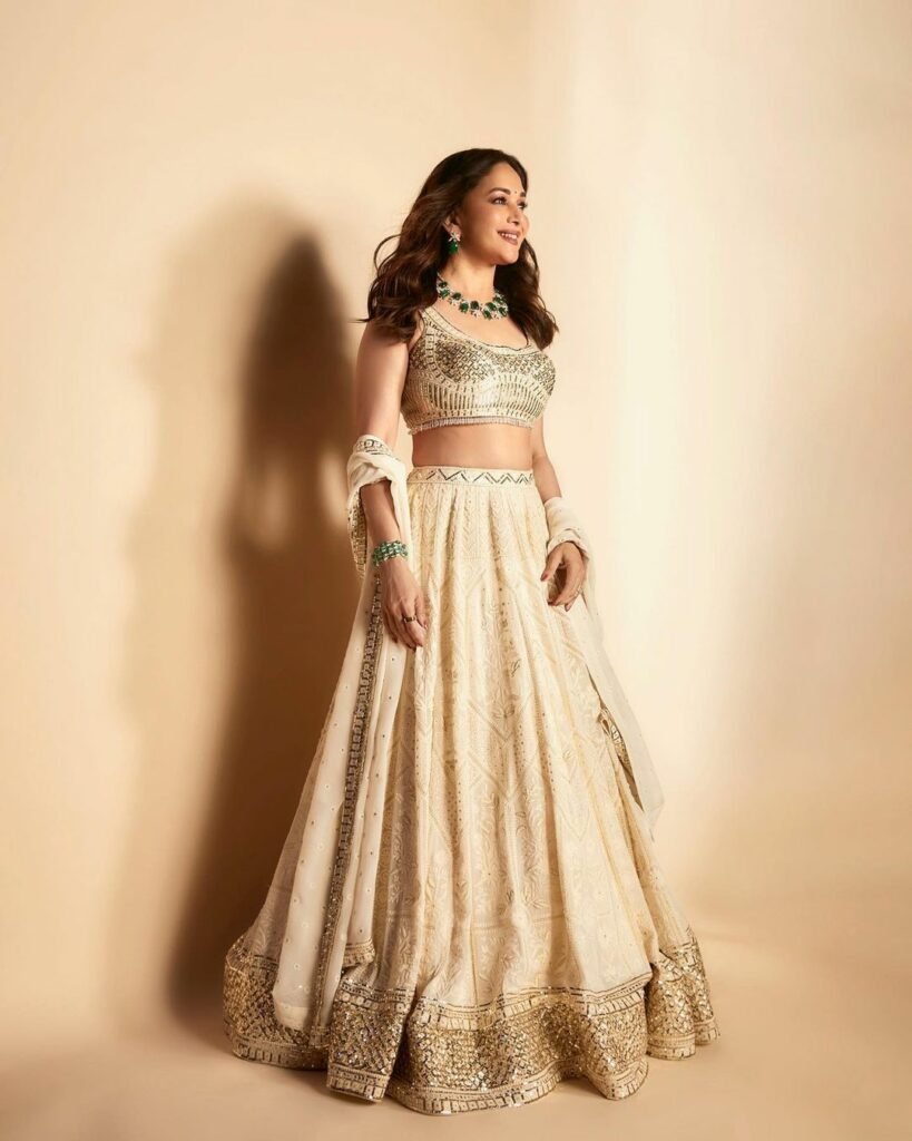 Madhuri Dixit : లేటు వయసులో ఘాటు అందాలు 5 madhuri-dixit-mesmerisng-looks-in-traditional-lookss