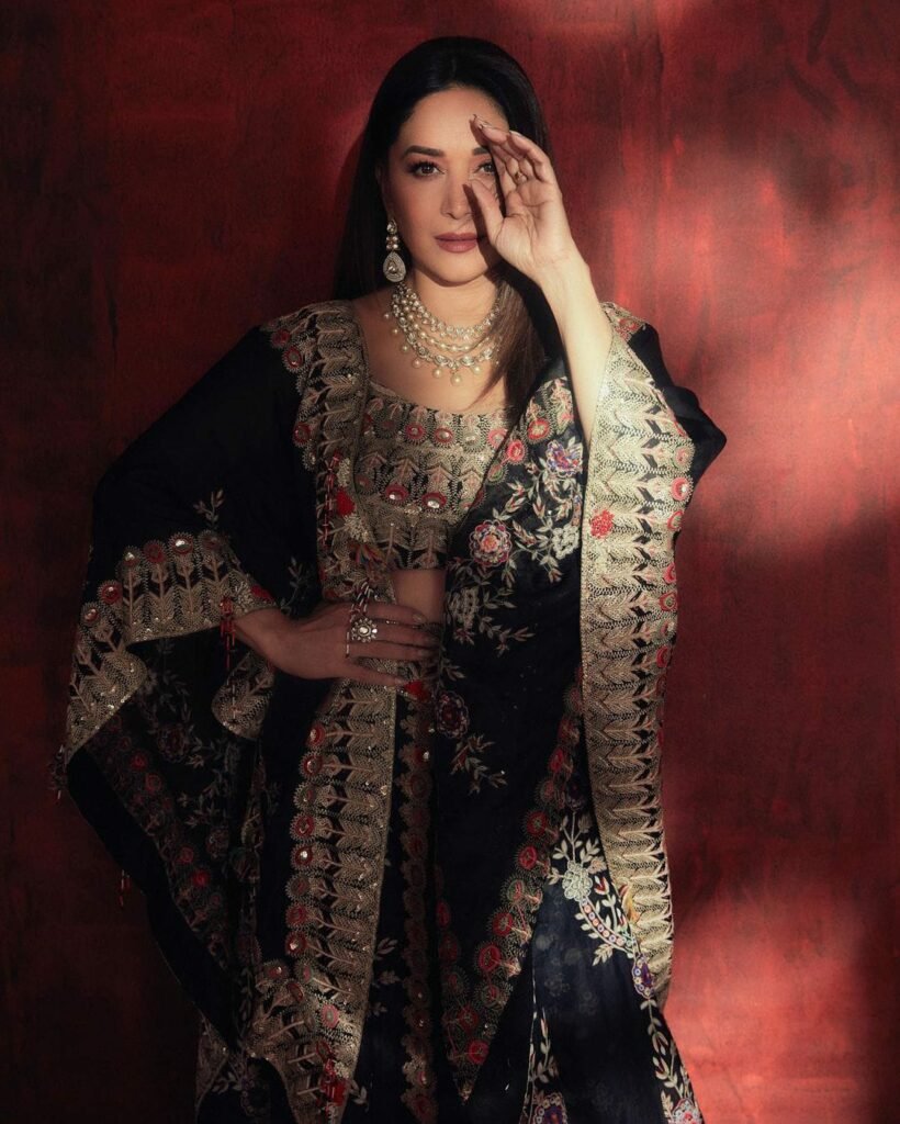 Madhuri Dixit : లేటు వయసులో ఘాటు అందాలు 2 madhuri-dixit-mesmerisng-looks-in-traditional-lookss