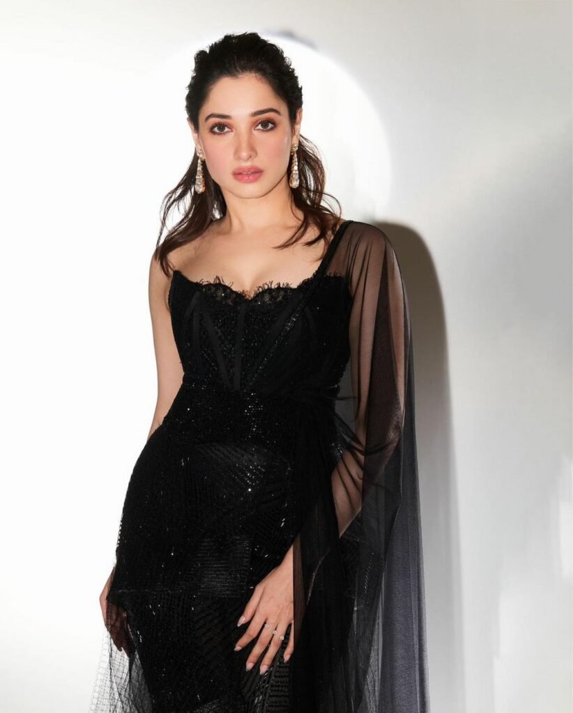 Tamannah Bhatia : బ్లాక్ డ్రెస్తో మైండ్ బ్లాక్ చేస్తున్న మిల్కీ బ్యూటీ 3 tamannah-bhatia-mind-blast-looks-in-outstanding-black-outfit