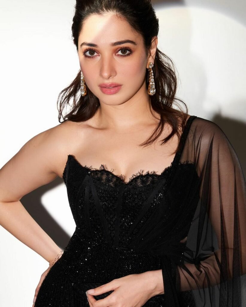 Tamannah Bhatia : బ్లాక్ డ్రెస్తో మైండ్ బ్లాక్ చేస్తున్న మిల్కీ బ్యూటీ 5 tamannah-bhatia-mind-blast-looks-in-outstanding-black-outfit