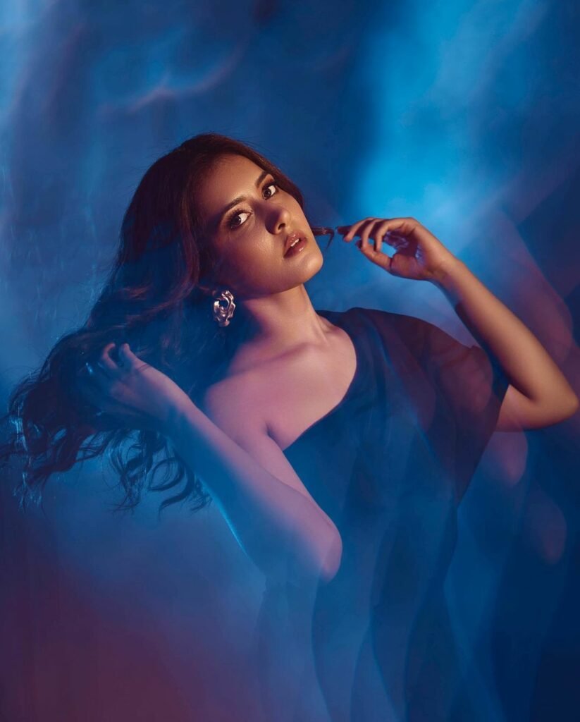 Raashi Khanna : బాలీవుడ్ లో మకాం వేసింది.. అందుకే అలా రెచ్చిపోతోంది 2 raashi-khanna-mesmerising-looks-in-black-out-fit