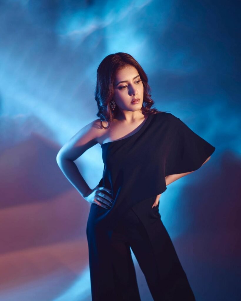 Raashi Khanna : బాలీవుడ్ లో మకాం వేసింది.. అందుకే అలా రెచ్చిపోతోంది 4 raashi-khanna-mesmerising-looks-in-black-out-fit