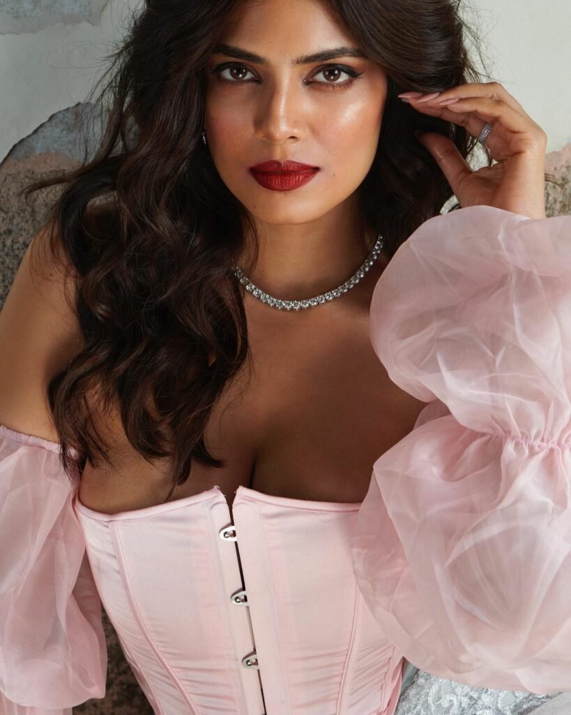Malavika Mohanan : గ్లామర్ షో తో హీట్ పెంచుతున్న మలయాళం బ్యూటీ 3 malavika-mohanan-glamours-looks-in-baby-pink-corset-top