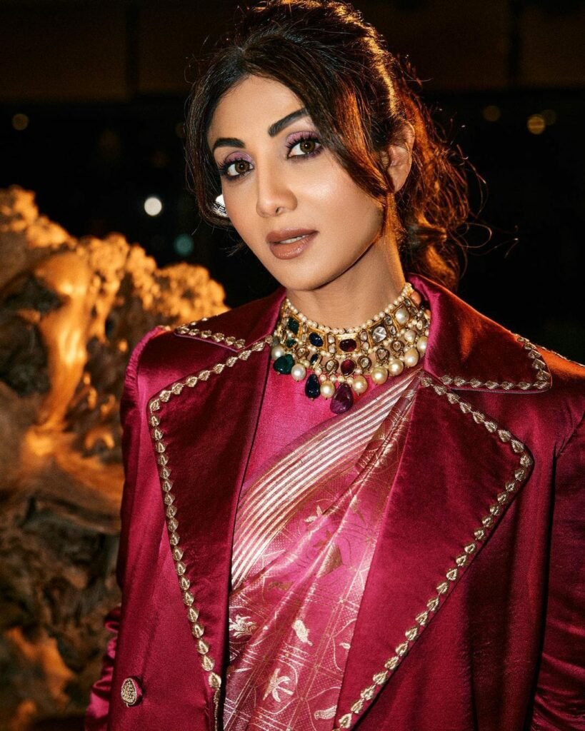 Shilpa Shetty : 40 ప్లస్ లోనూ రెచ్చగొడుతున్న సాగర కన్య 6 shilpa-shetty-glamours-looks-in-green-colour-dress