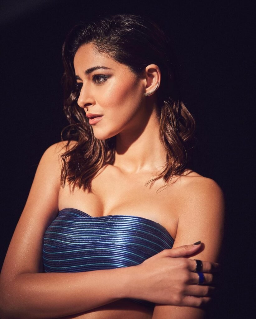 Ananya Pandey : బ్లూ డ్రెస్ లో బోల్డ్ లుక్స్..అనన్య అదుర్స్ 2 ananya-pandey-glamours-looks-in-blue-colur-outfit
