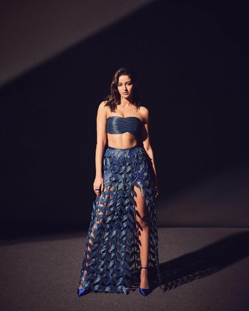 Ananya Pandey : బ్లూ డ్రెస్ లో బోల్డ్ లుక్స్..అనన్య అదుర్స్ 4 ananya-pandey-glamours-looks-in-blue-colur-outfit