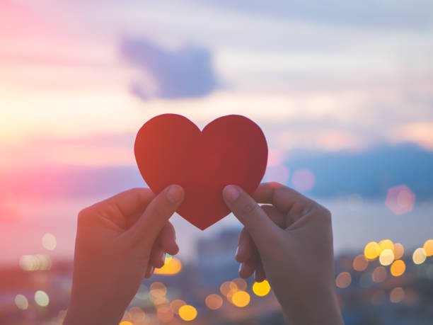 Love sign: అబ్బాయిలూ ప్రేమలో ఉన్నారా? అయితే మీరు ఇలాంటి పనులు చేస్తారు! 2 istockphoto 837023282 612x612 1