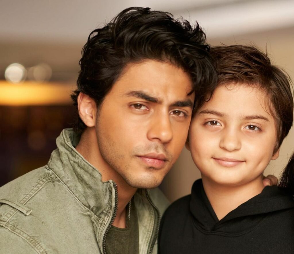 Aryan khan : హీరో కటౌట్ ఉన్నా దర్శకుడిగా స్టార్ హీరో కుమారుడి ఎంట్రీ 3 aryan-khan-entry-as-adirector-in-bollywood