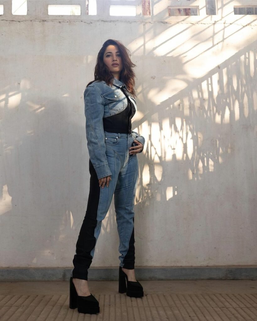 Tamannah Bhatia : టైట్ ఫిట్ జీన్స్ తో టెంప్ట్ చేస్తున్న మిల్కీ బ్యూటీ 5 tamannah-bhatia-gives-biker-girl-vibes-in-black-and-denim-jeans