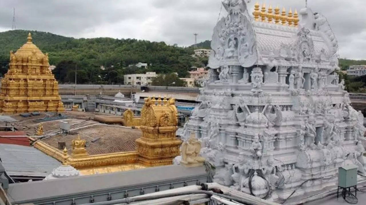 Tirumala : భక్తుల దర్శన విధానంలో ఎలాంటి మార్పు లేదు: టీటీడీ చైర్మన్ 2 tirumala-no-change-in-darshan-pattern-for-tirumala-devotees