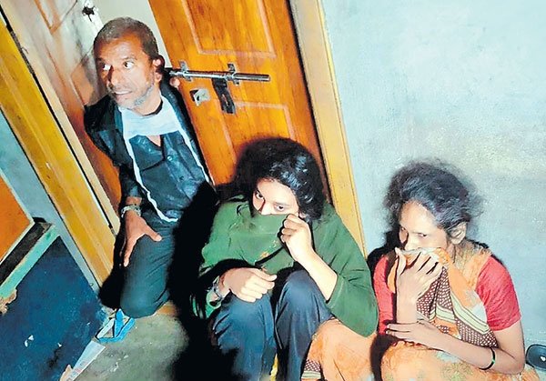 Kakinada : ఈ తల్లీకూతుర్లు మూడేళ్లుగా ఇంట్లోనే ఉంటున్నారు...కారణం తెలిస్తే అవాక్కవ్వాల్సిదే! 2 kakinada-corona-effect-mother-and-daughter-are-not-leaving-home-since-from-3-years