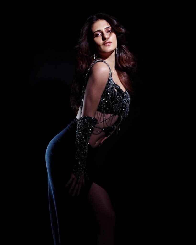 Fatima Sana Shaikh : నాభి అందాలతో రెచ్చగొడుతున్న హాట్ బ్యూటీ 4 fatima-sana-shaikh-gorgeous-looks-in-trending-black-outfit