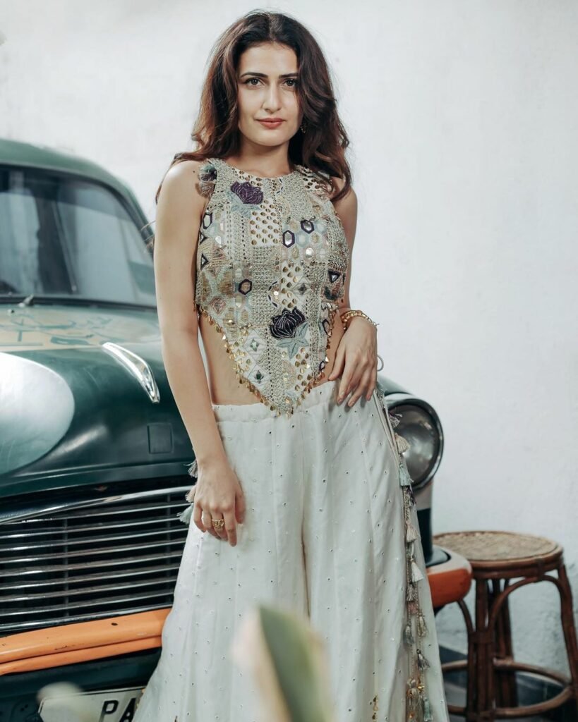 Fatima Sana Shaikh : నాభి అందాలతో రెచ్చగొడుతున్న హాట్ బ్యూటీ 7 fatima-sana-shaikh-gorgeous-looks-in-trending-black-outfit