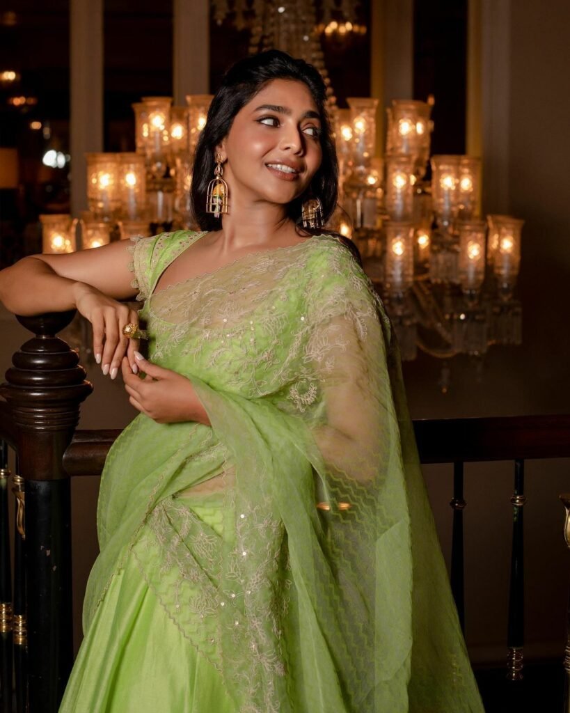 Aishwarya Lakshmi : అమ్ము అందాలు అదరహో 6 aishwarya-lakshmi-trending-stunning-looks-in-fashionable-outfits