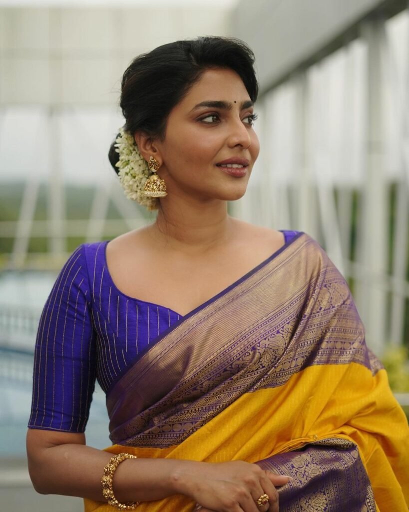 Aishwarya Lakshmi : అమ్ము అందాలు అదరహో 2 aishwarya-lakshmi-trending-stunning-looks-in-fashionable-outfits