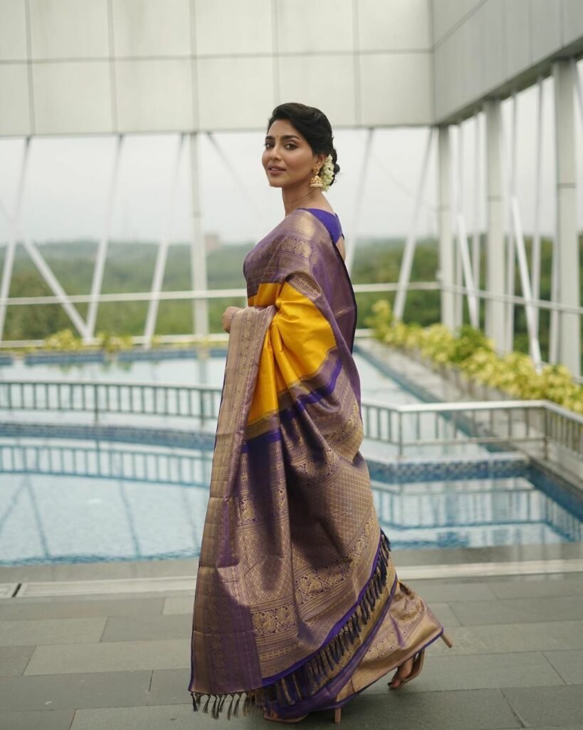 Aishwarya Lakshmi : అమ్ము అందాలు అదరహో 3 aishwarya-lakshmi-trending-stunning-looks-in-fashionable-outfits