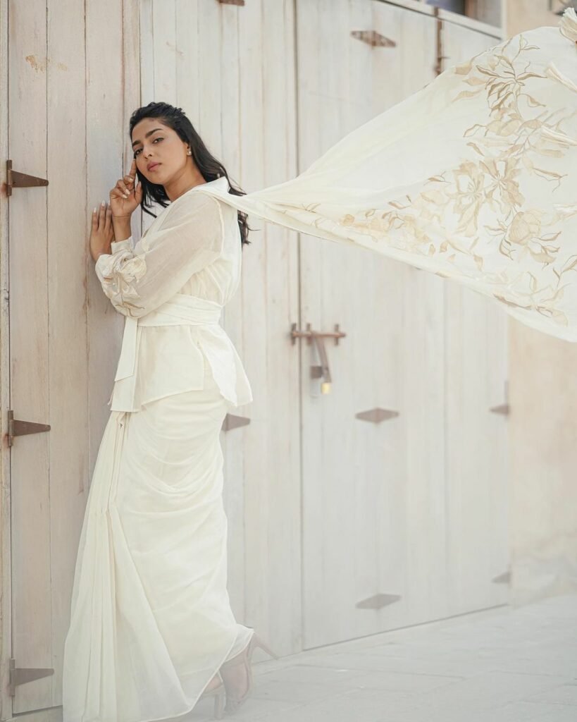 Aishwarya Lakshmi : అమ్ము అందాలు అదరహో 5 aishwarya-lakshmi-trending-stunning-looks-in-fashionable-outfits
