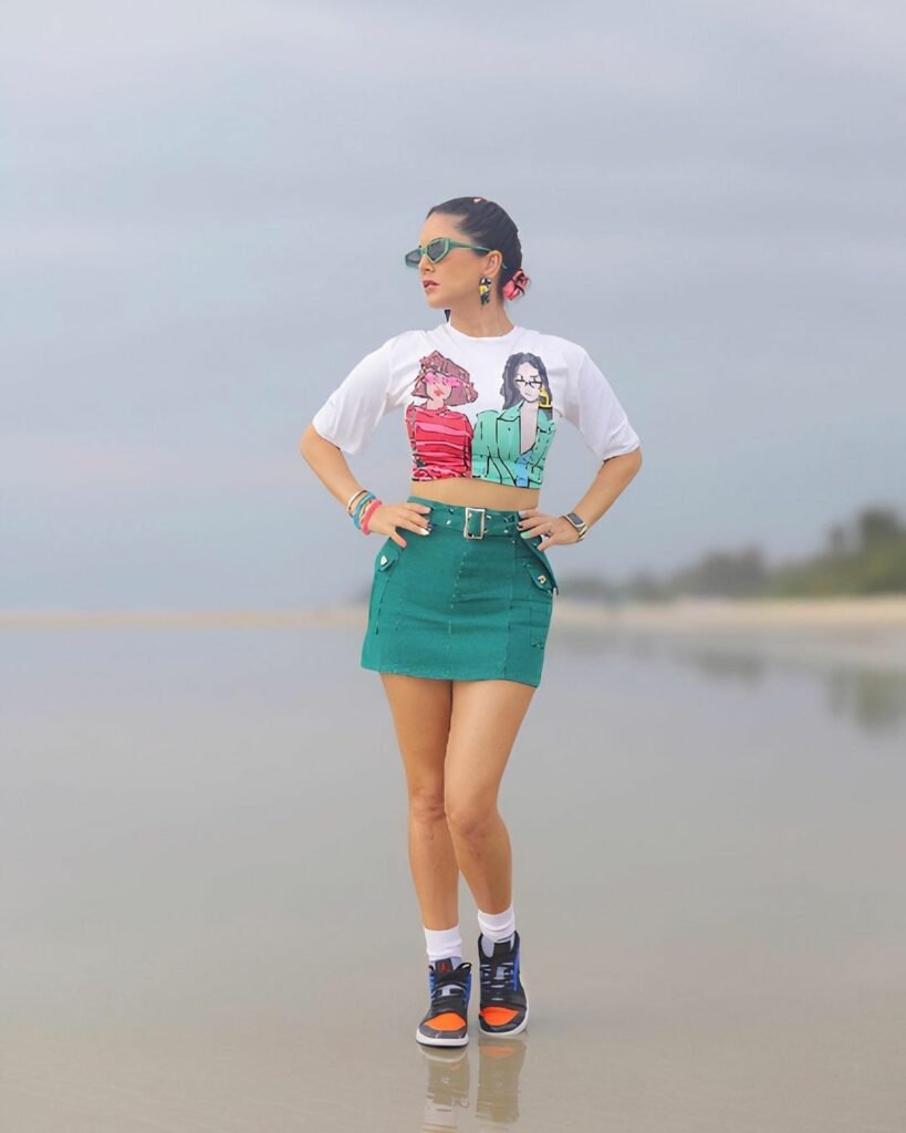 Sunny Leone : పొట్టి డ్రెస్సులో పిచ్చెక్కిస్తోన్న జారుమిఠాయి బ్యూటీ 7 sunny-leone-giving-beach-side-fashion-goals-in-short-out-fit