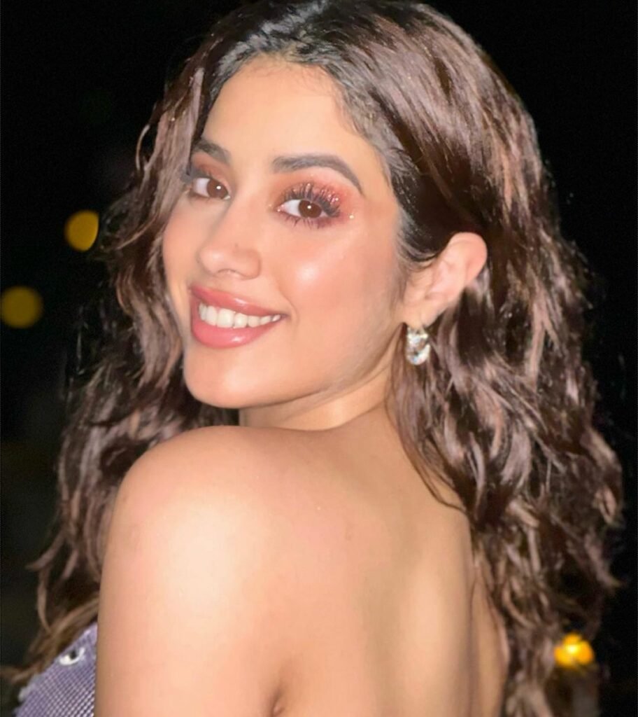 Janhavi Kapoor : బికినీ టాప్, డెనిమ్ షార్ట్ లో మాల్దీవ్స్లో రెచ్చిపోయిన జాన్వీ 7 janhavi-kapoor-explores-maldives-in-blue-bikini-top-denim-skirt