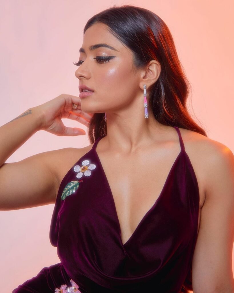 Rashmika Mandanna : కైపెక్కించే లుక్స్ తో కవ్విస్తున్న రష్మిక 3 rashmika-mandanna-stunning-looks-in-bright-colour-out-fit