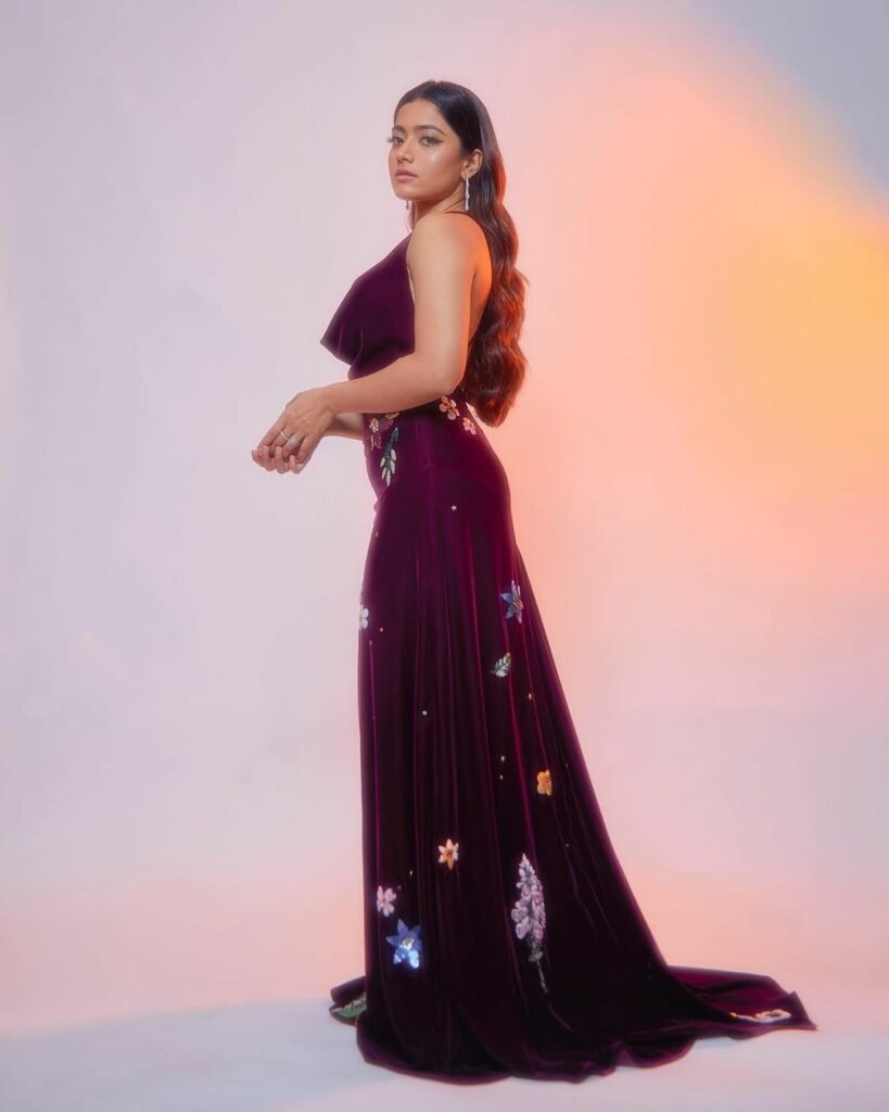 Rashmika Mandanna : కైపెక్కించే లుక్స్ తో కవ్విస్తున్న రష్మిక 2 rashmika-mandanna-stunning-looks-in-bright-colour-out-fit