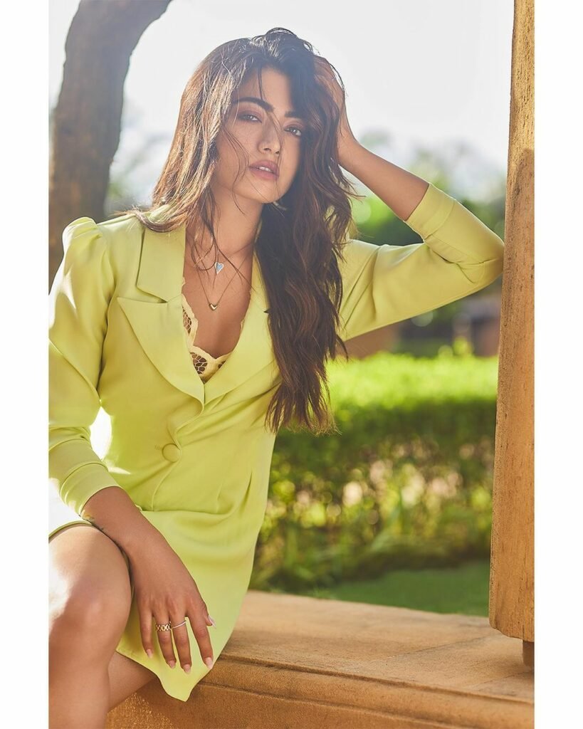 Rashmika Mandanna : కైపెక్కించే లుక్స్ తో కవ్విస్తున్న రష్మిక 5 rashmika-mandanna-stunning-looks-in-bright-colour-out-fit