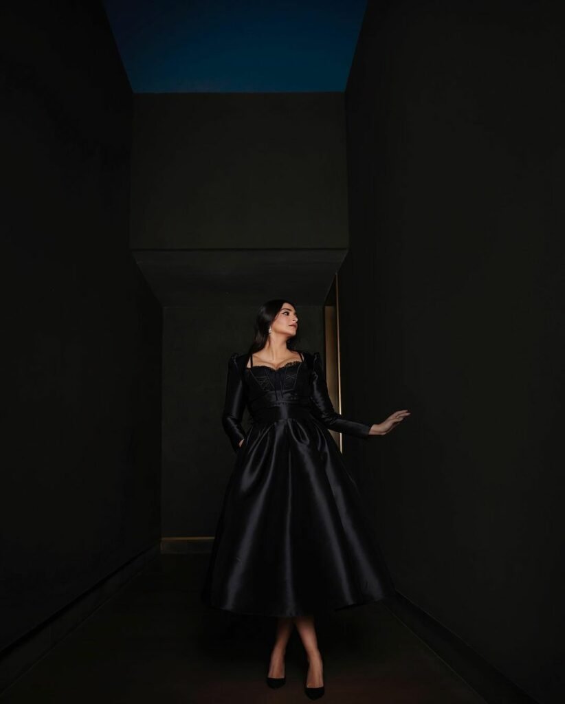 Sonam Kapoor : బోల్డ్ అందాలతో రెచ్చగొడుతున్న బాలీవుడ్ భామ 4 sonam-kapoor-kapoor-black-corset-dress-is-the-fashion-upgrade