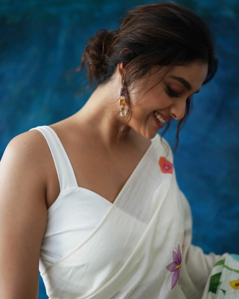 Keerthi Suresh : చీర కట్టుతో రచ్చ రచ్చ చేస్తున్న కీర్తి సురేష్ 2 keerthi-suresh-stunning-looks-in-white-colour-saree