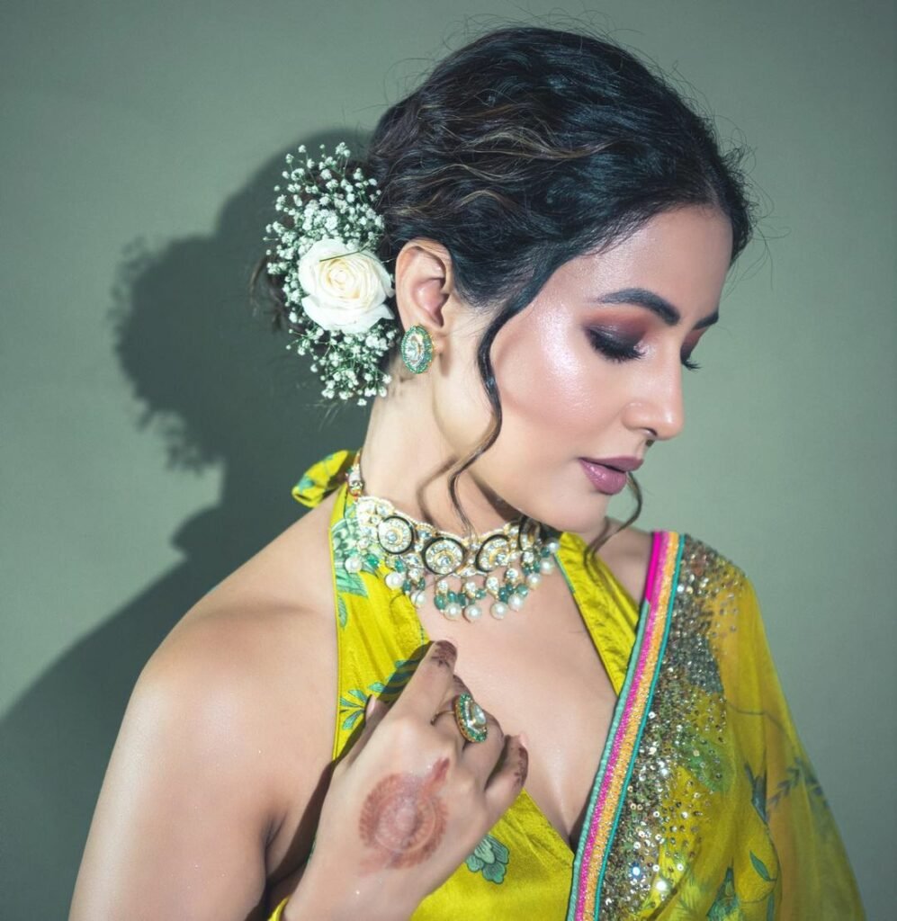 Hina Khan : ఎంత చూసినా తనివితీరని అందం ఈ భామ సొంతం 6 hina-khan-sizzles-in-a-yellow-chiffon-saree-slays-festive-evening-fashion